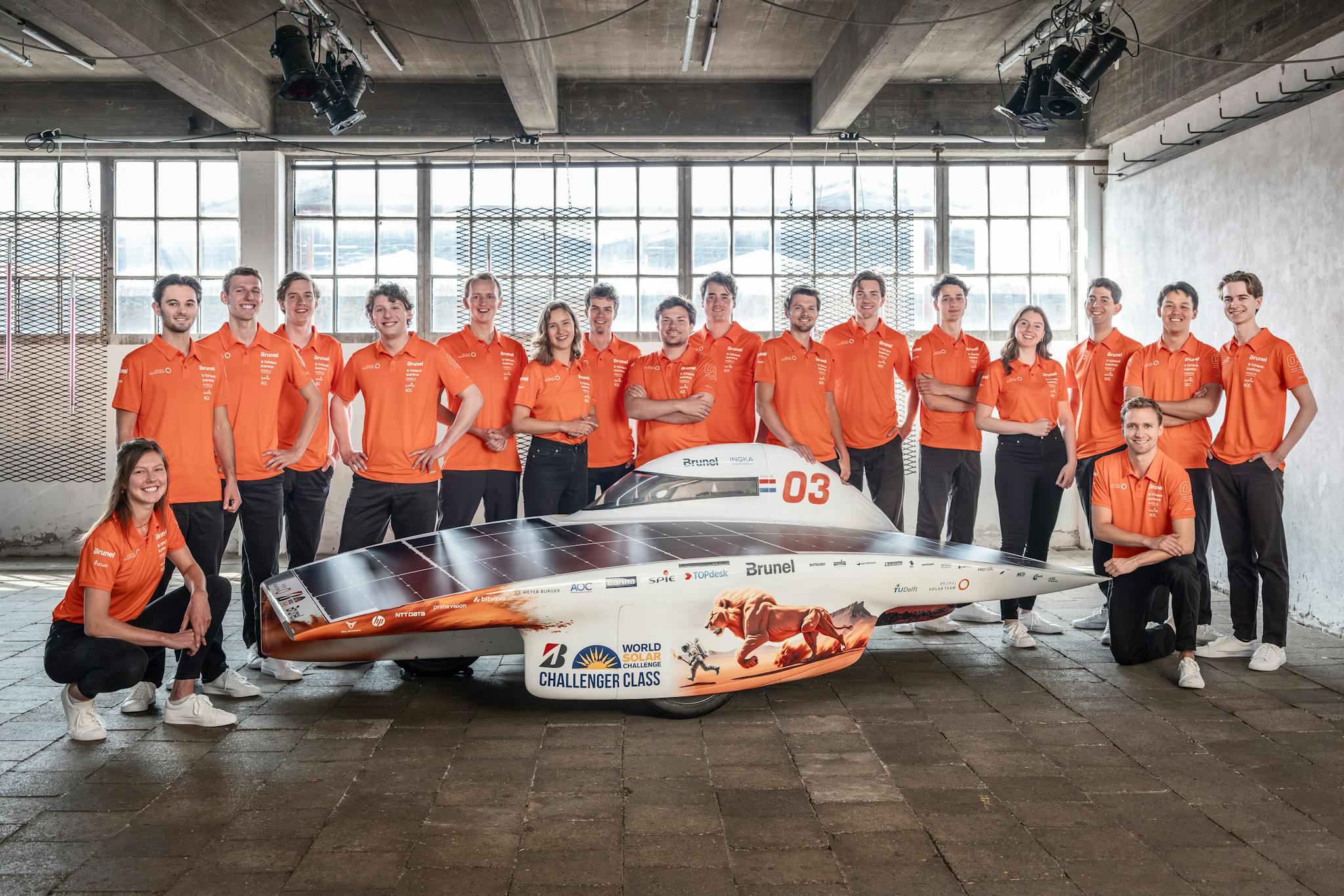 Brunel Solar Team met hun nieuwe zonneauto Nuna 12