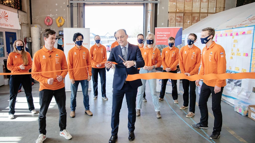 De burgemeester van Zwolle opent de productie fase van Nuna 11