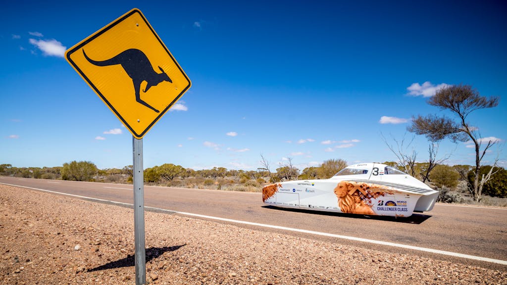 Nuna X rijdend langs een kangaroe verkeersbord 
