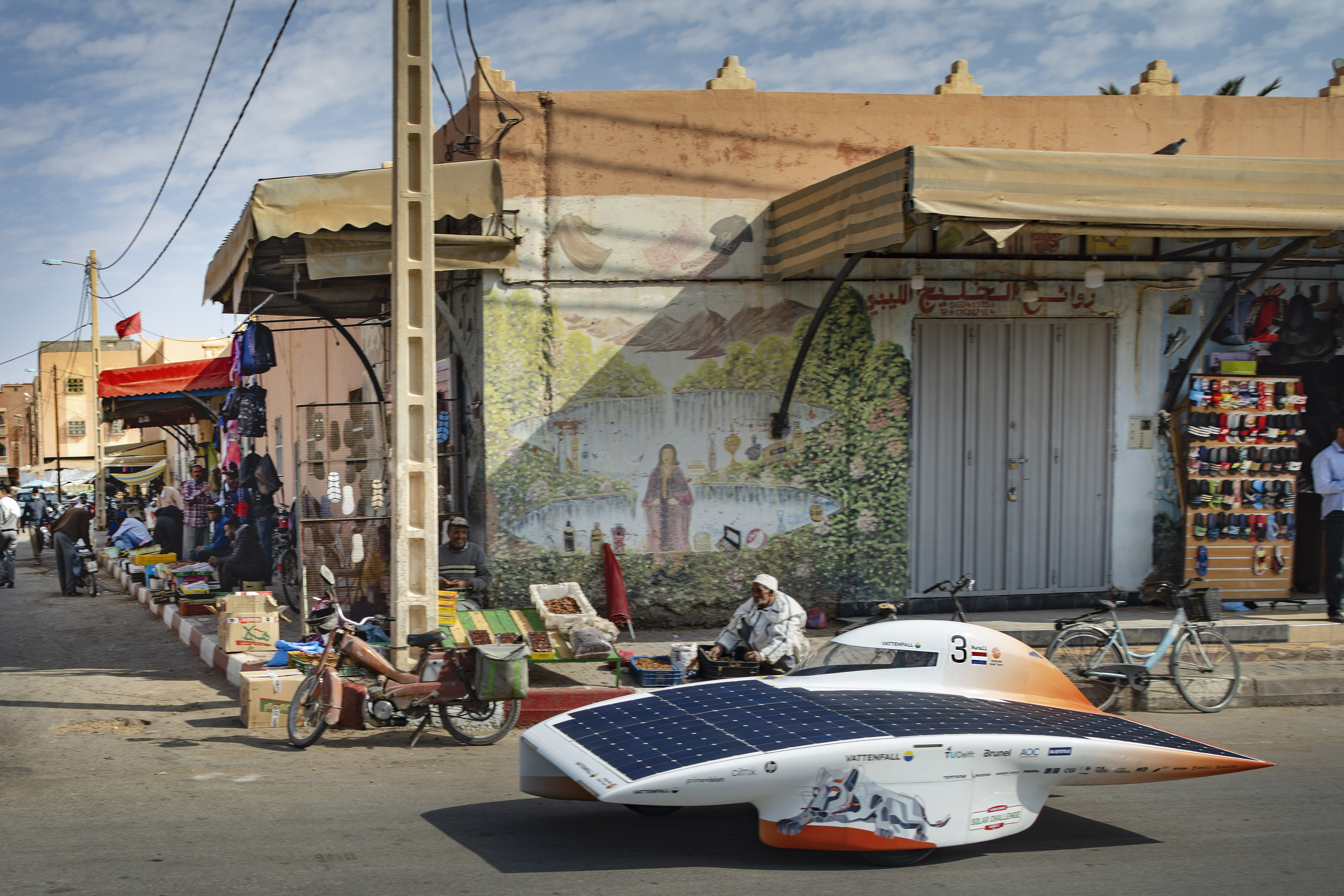 Nuna 11 rijdend door de Marokkaanse straten