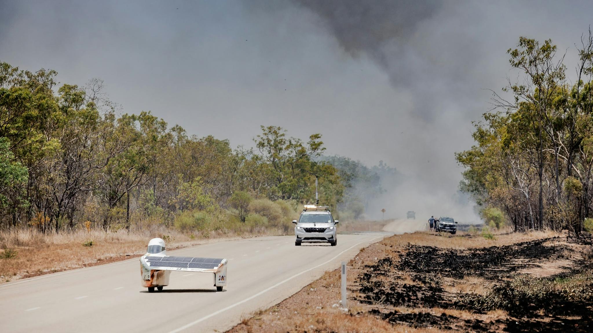 Brunel Solar Team gehinderd door bosbranden op eerste dag wereldkampioenschap zonneracen