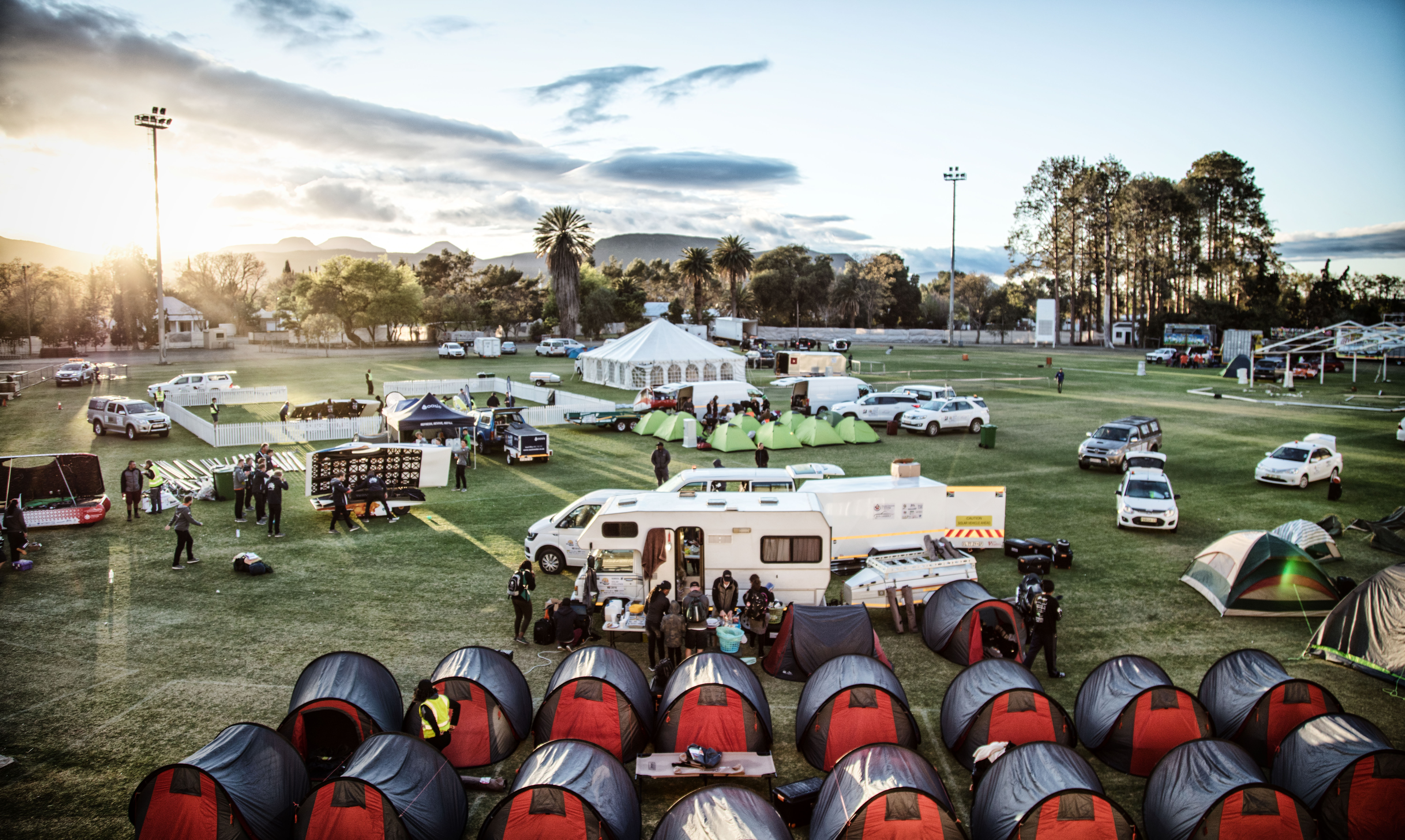 De kampeerplek van Nuna 8s met tenten