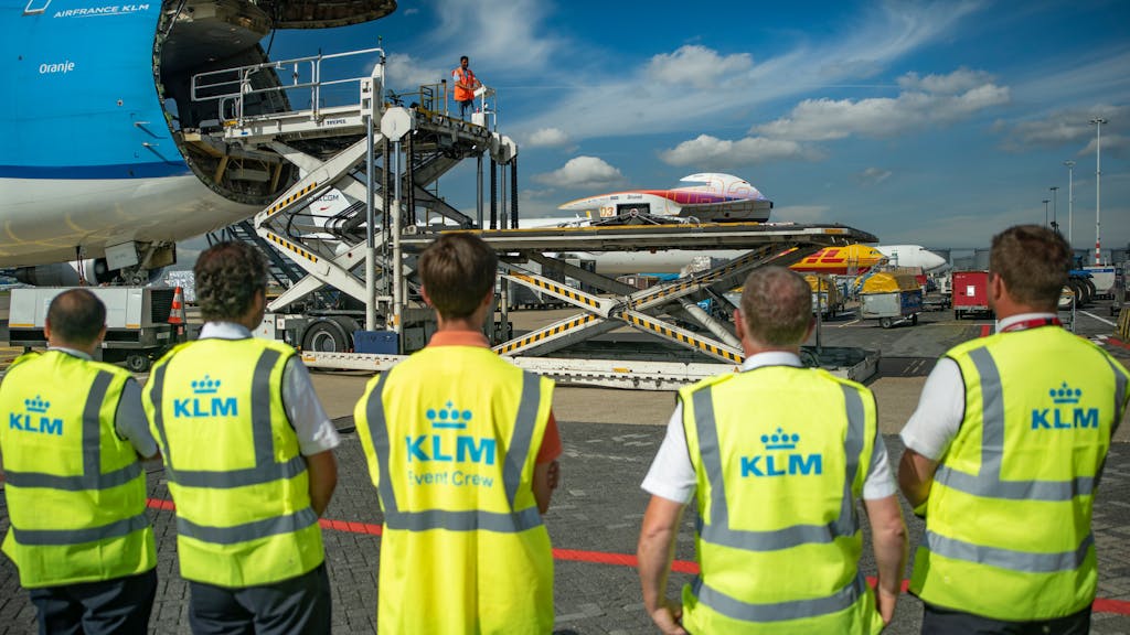 Nuna gaat in het KLM cargo vliegtuig