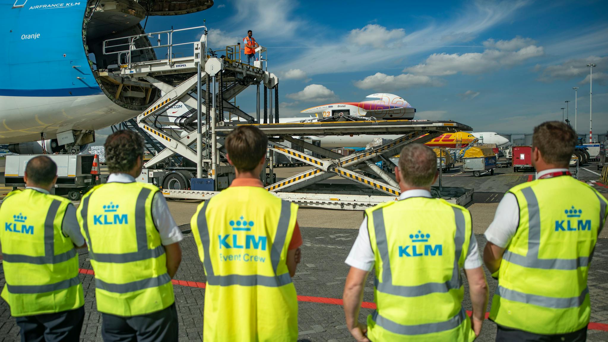 Nuna going in the KLM cargo plane