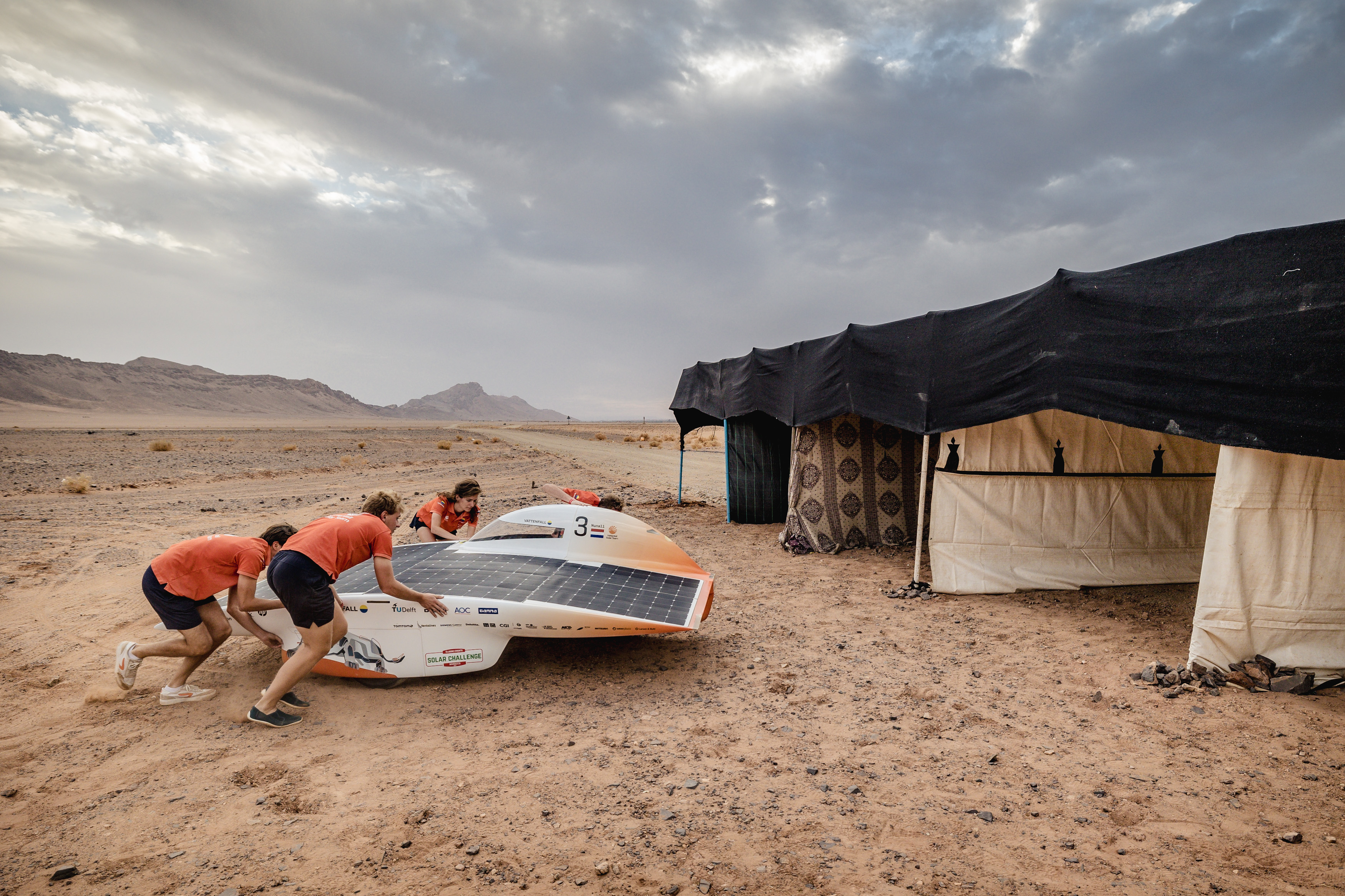 Nuna 11 wordt in een tent gereden in de woestijn