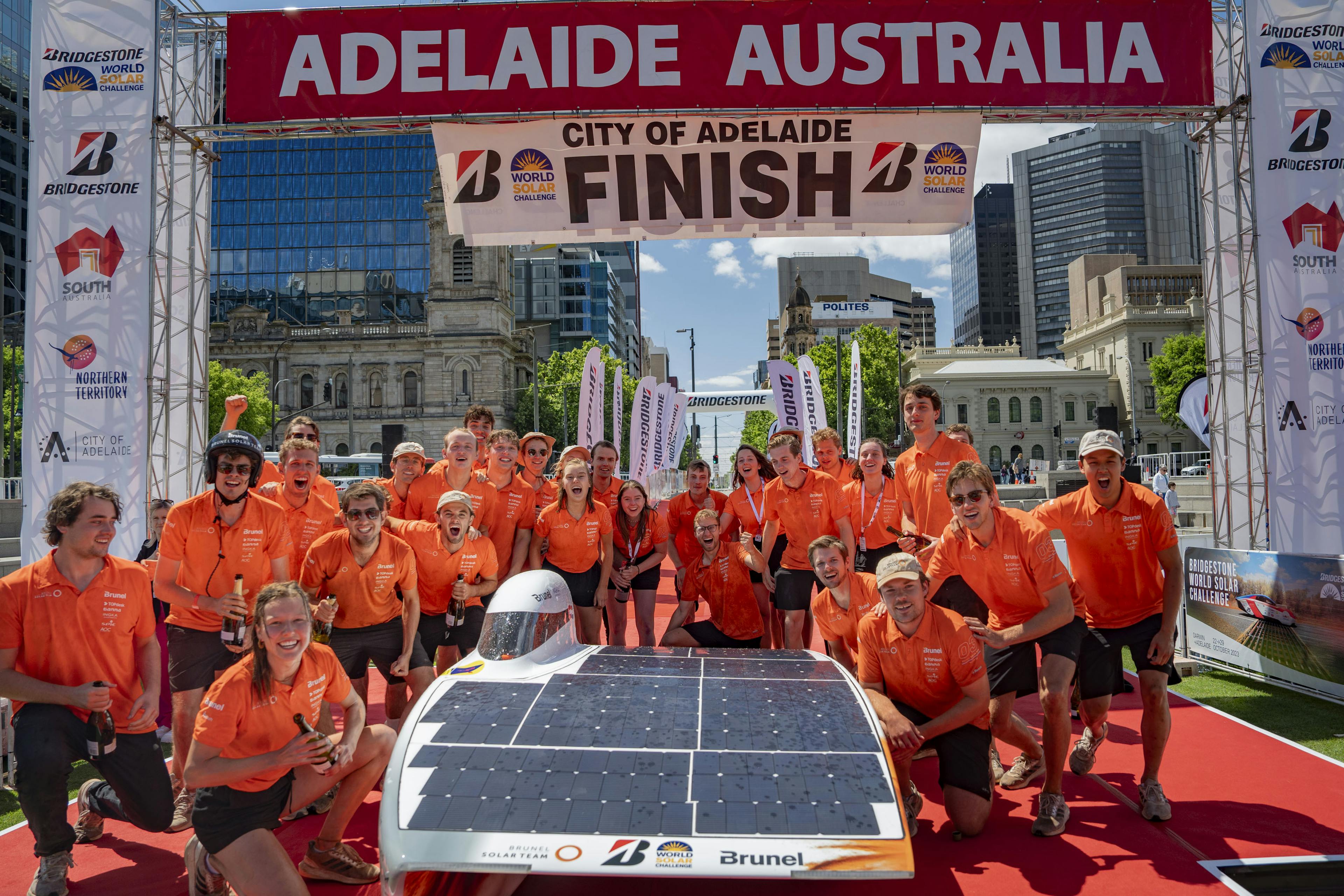 Nuna 12 team bij de finishlijn van de Bridgestone World Solar Challenge