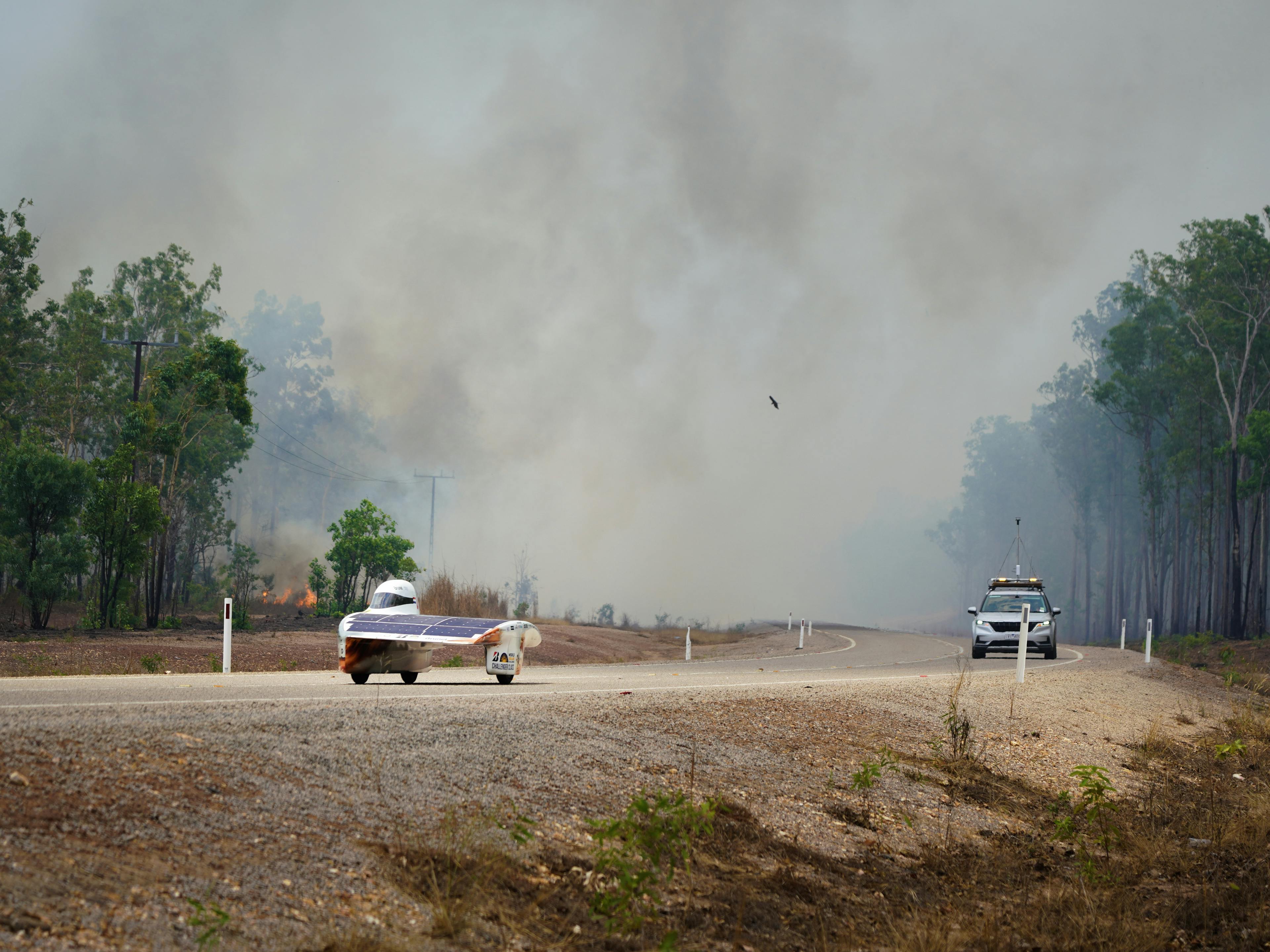 Nuna 12 rijdend door de rook van de startende bosbrand