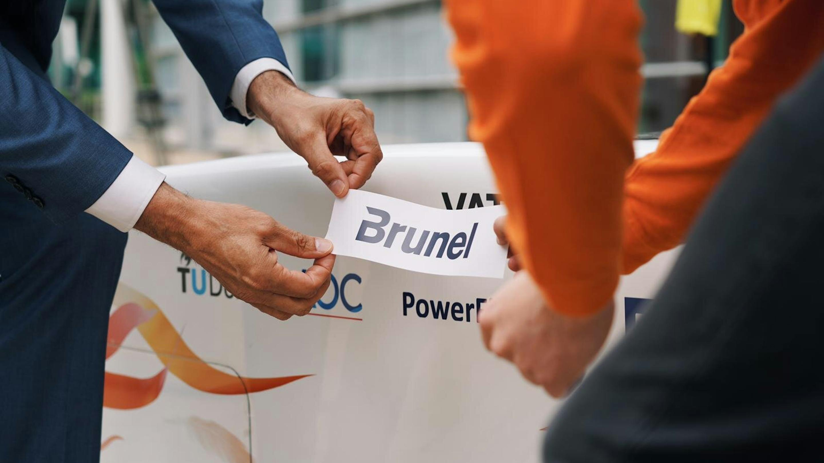 Het logo van Brunel wordt op Nuna Phoenix geplaatst