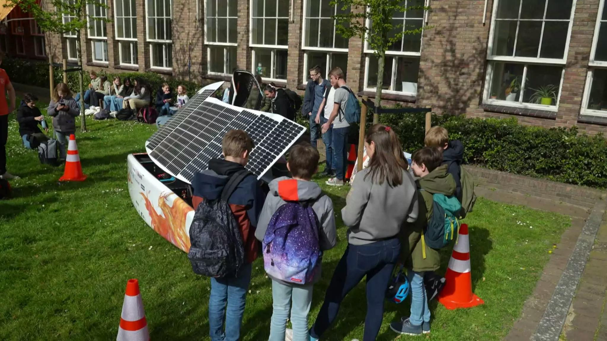 [NL] Oud-leerling Laurens inspireert leerlingen Murmellius Gymnasium met les over zonneauto’s