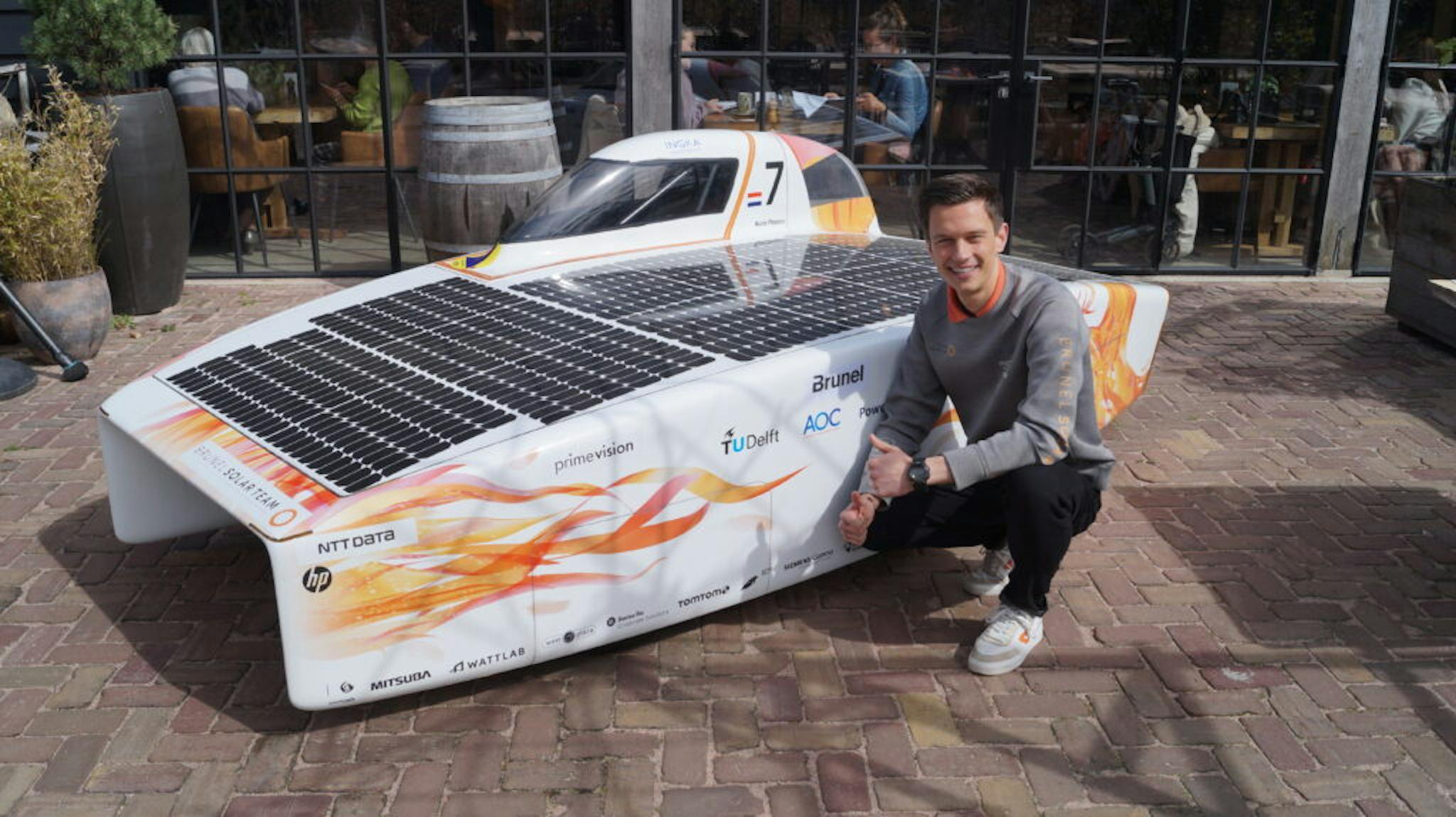 Brunel Solar Team showt zonneauto bij Ruiterhuys