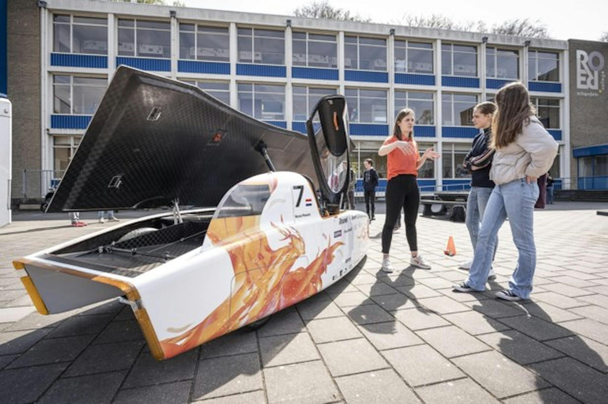 [NL] ROER College Schöndeln krijgt zonneauto op bezoek