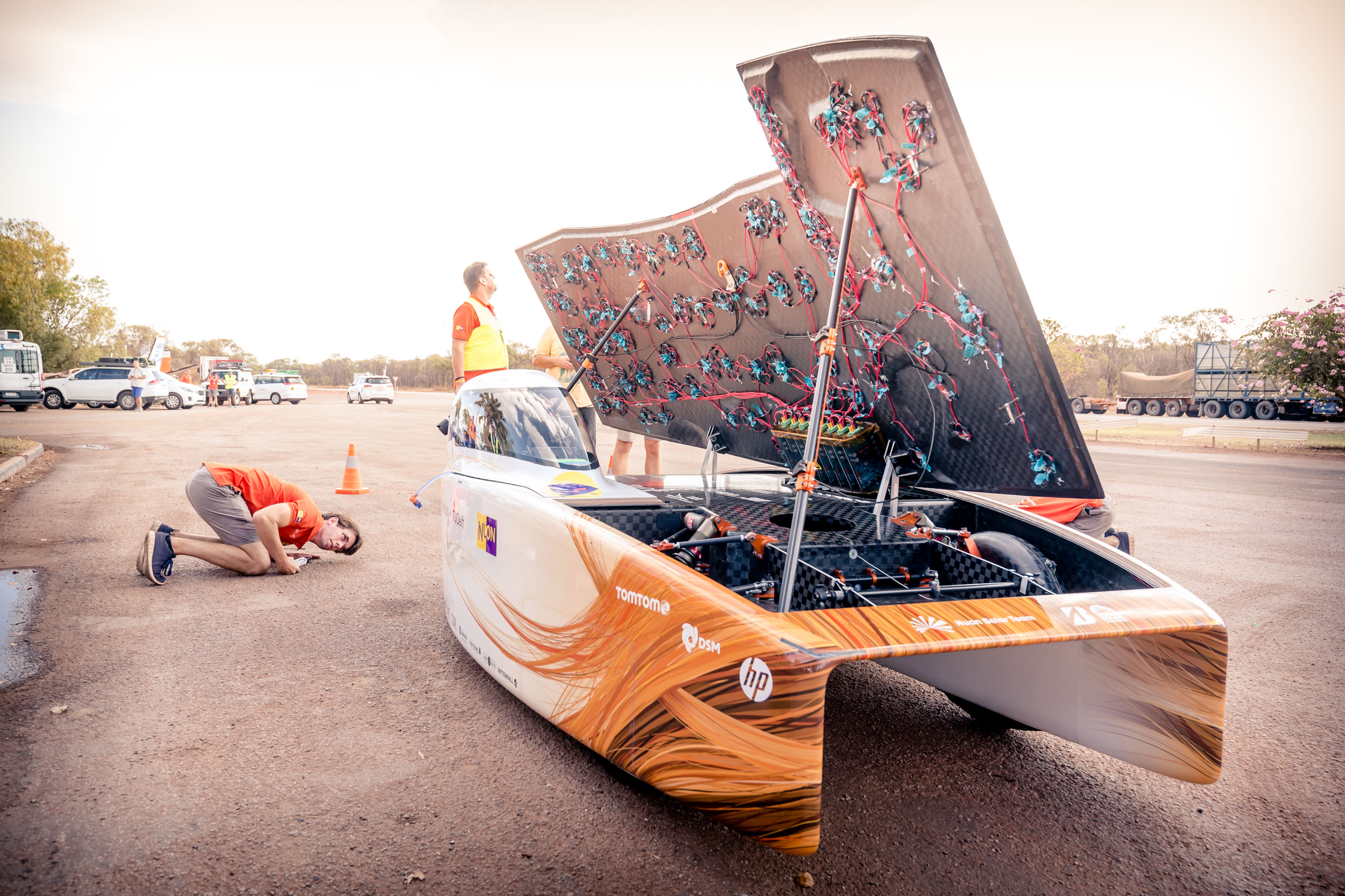 Nuna 9 statisch ladend met het zonnepaneel richting de zon