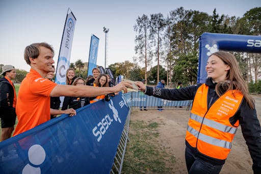 Teamcaptain Sanne Vilters hands the envelope with the route of the Blind Stage to strategist Remco Dirks