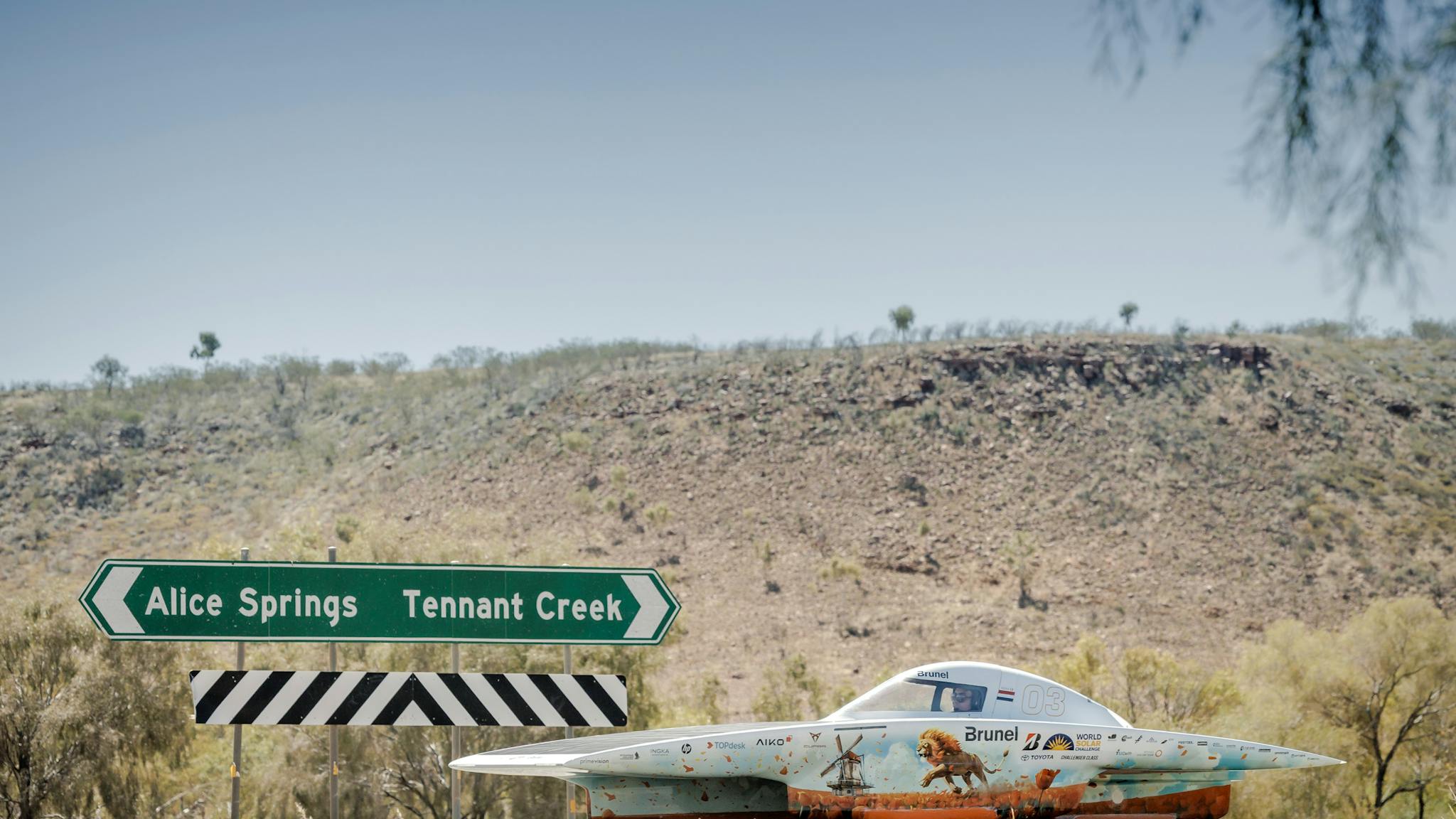Nuna at Road sign