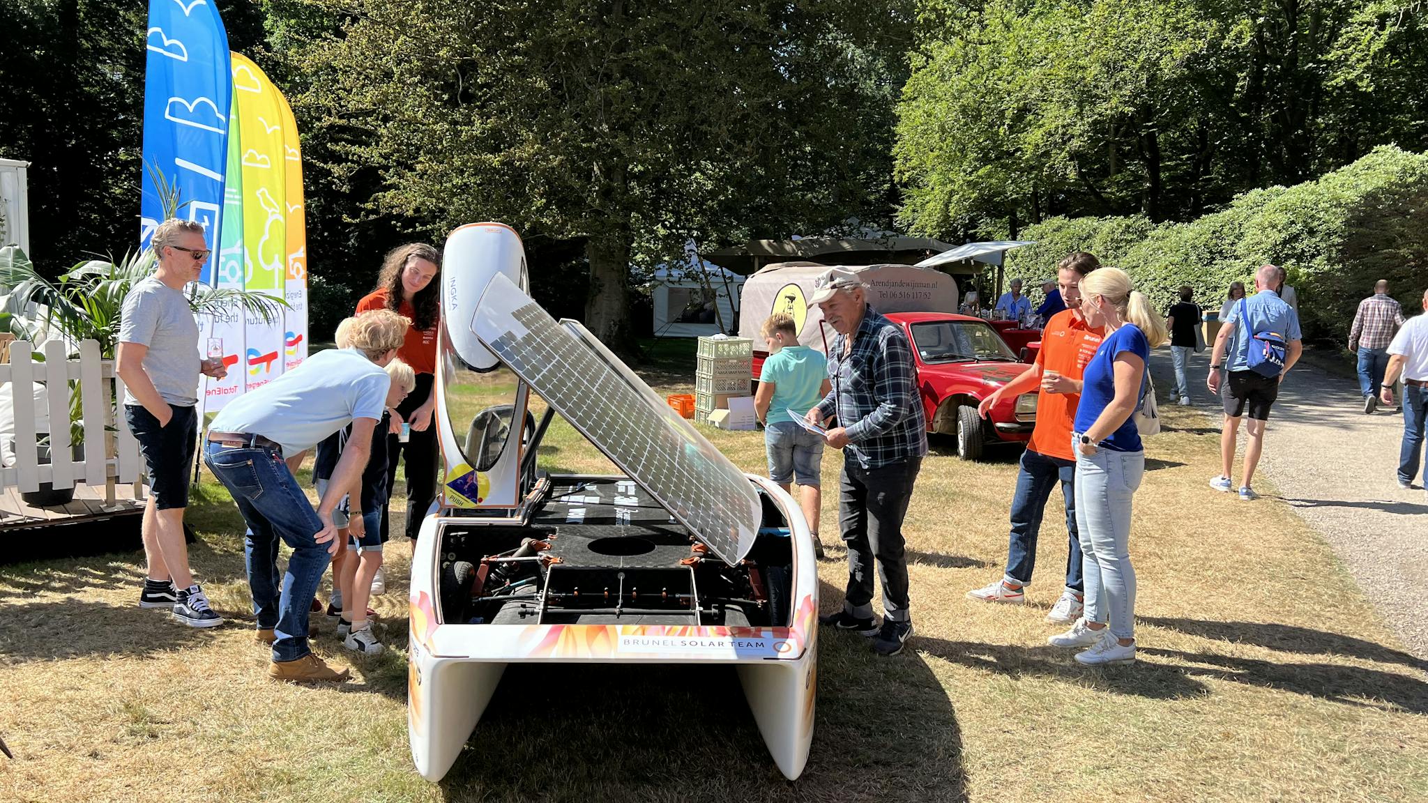 Nuna Phoenix buiten tijdens een evenement