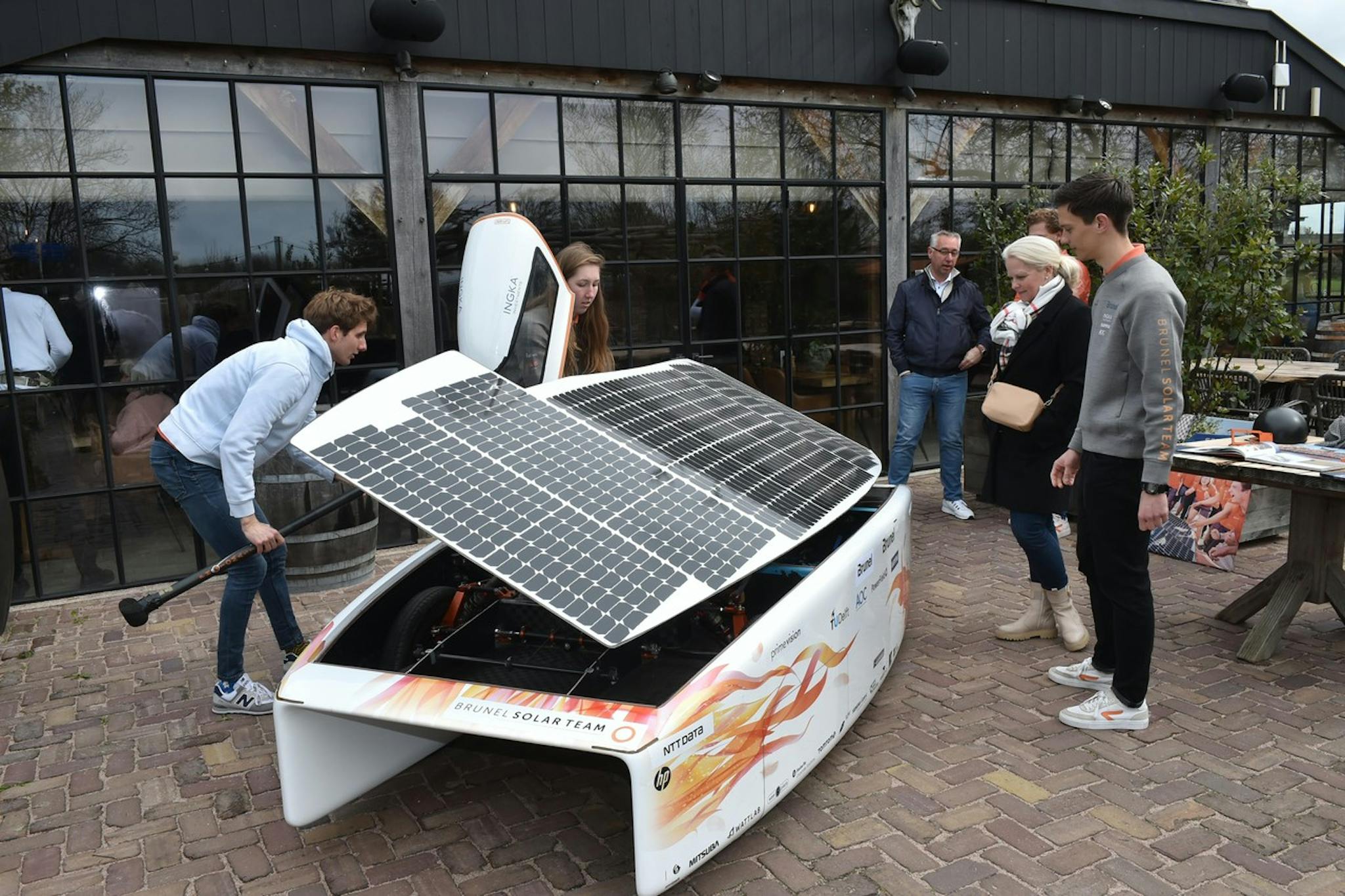 Straks gaat Nuna dwars door Zuid-Afrika, maar nu staat de zonneauto even in Castricum. Het Brunel Solar Team racet in september over een route van zo’n vierduizend kilometer