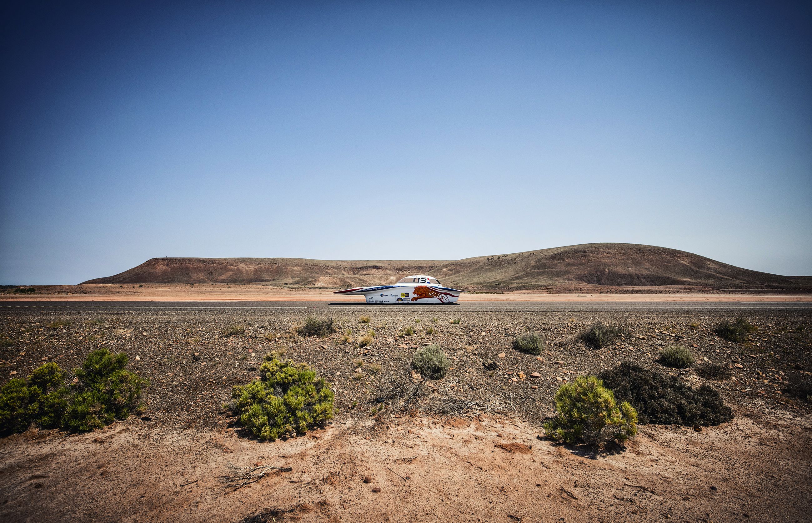 Nuna 8 rijdend door de outback van Australië