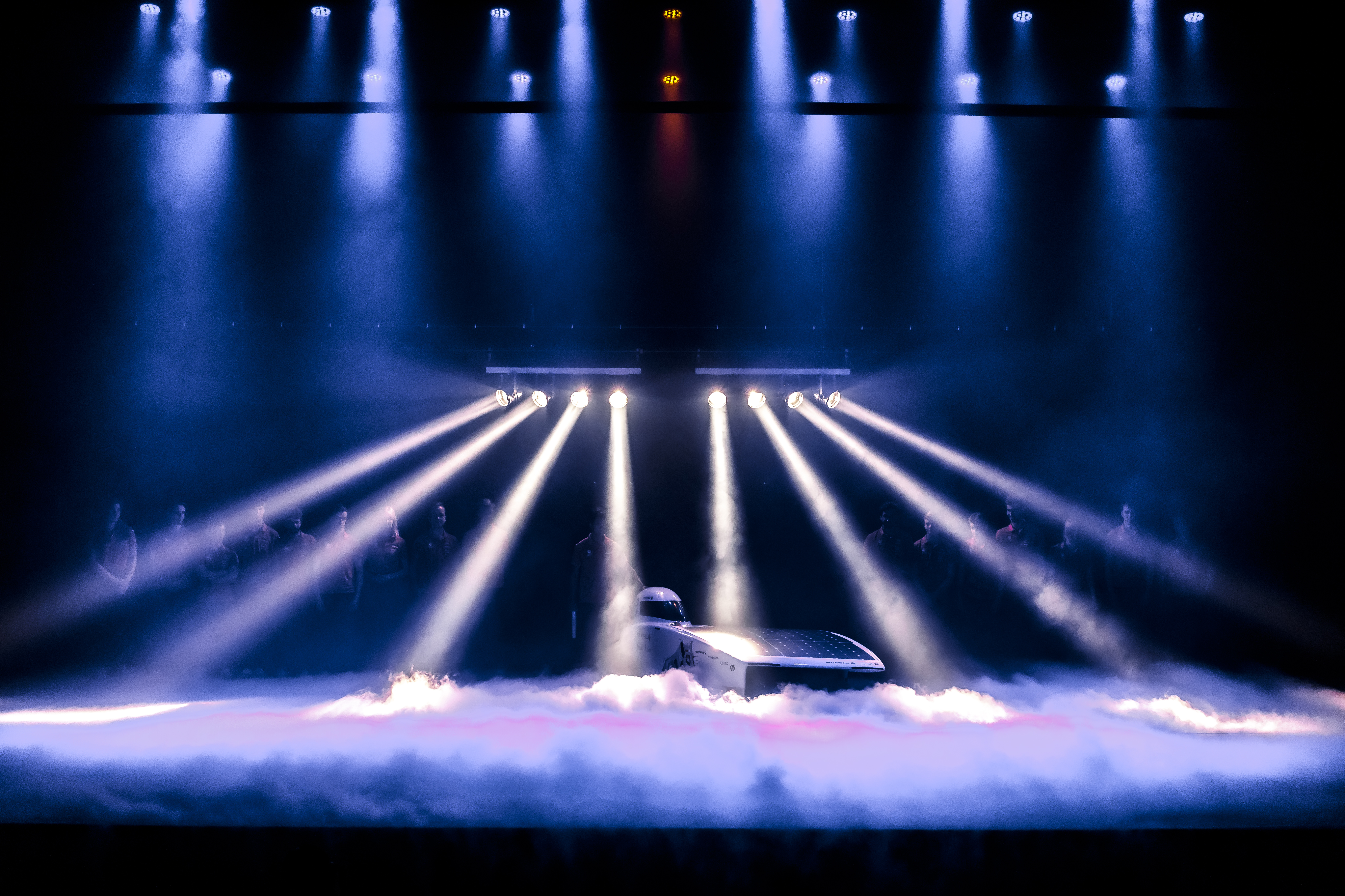 Carreveal of Nuna 11 with smoke and lights