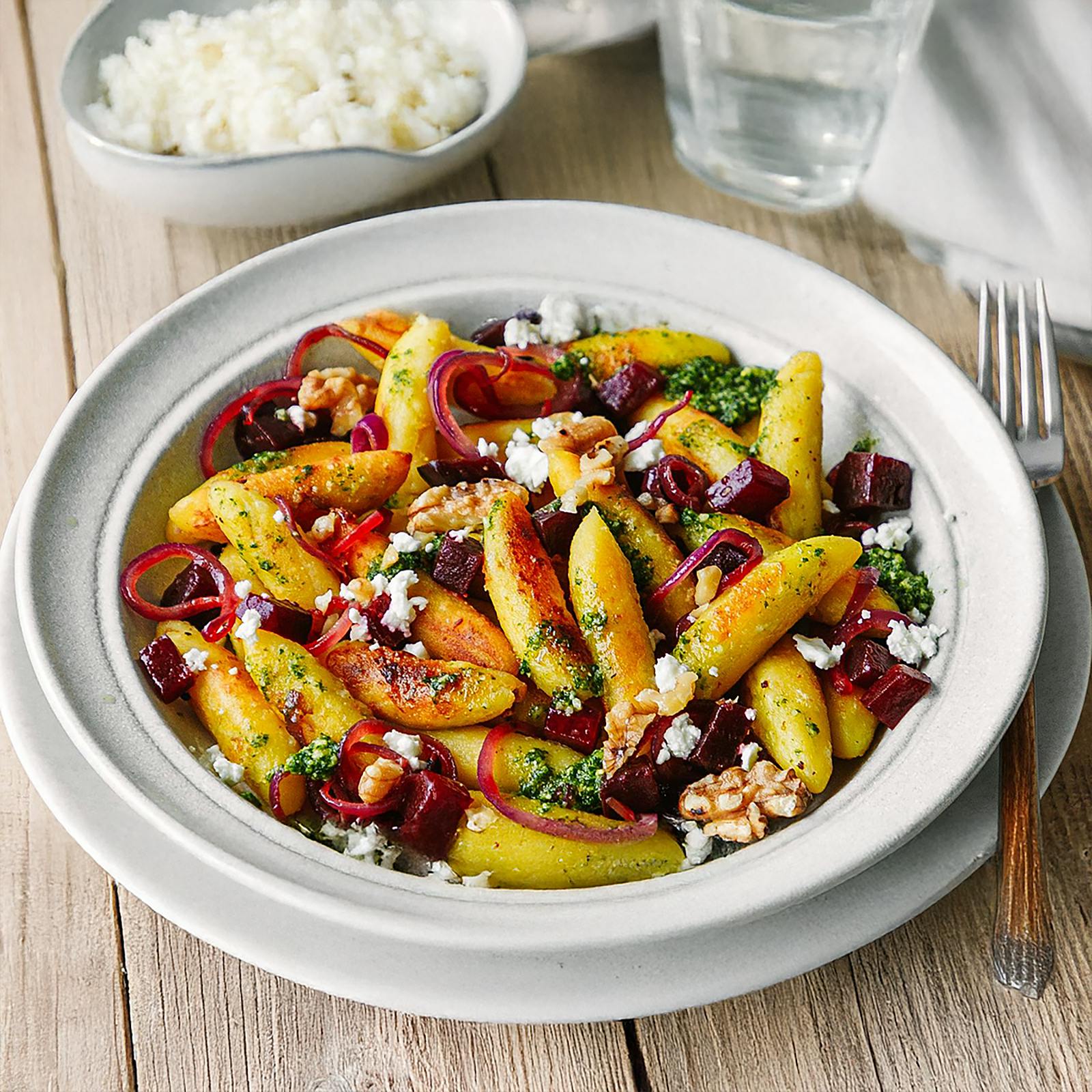 Schupfnudeln mit Rote Beete, Feta, Walnüsse und Rucola Pesto Schupfnudeln mit Rote Beete, Feta, Walnüsse und Rucola Pesto