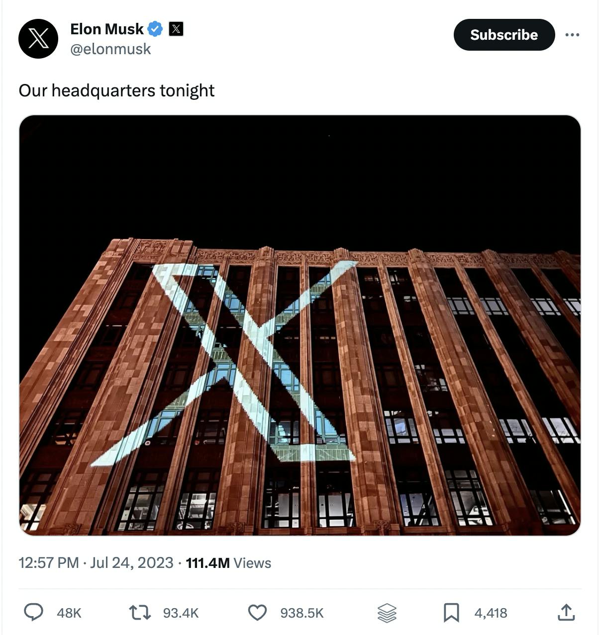 Screenshot of Elon Musk's tweet showcasing the new "X" logo on Twitter's headquarters. 