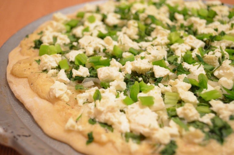 Тоненька піца із зеленню та сиром