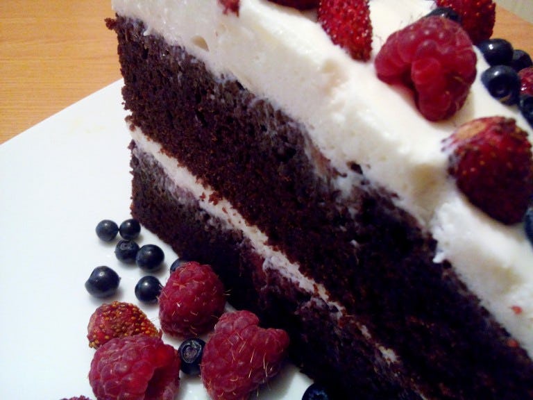 Шоколадний торт з ягодами