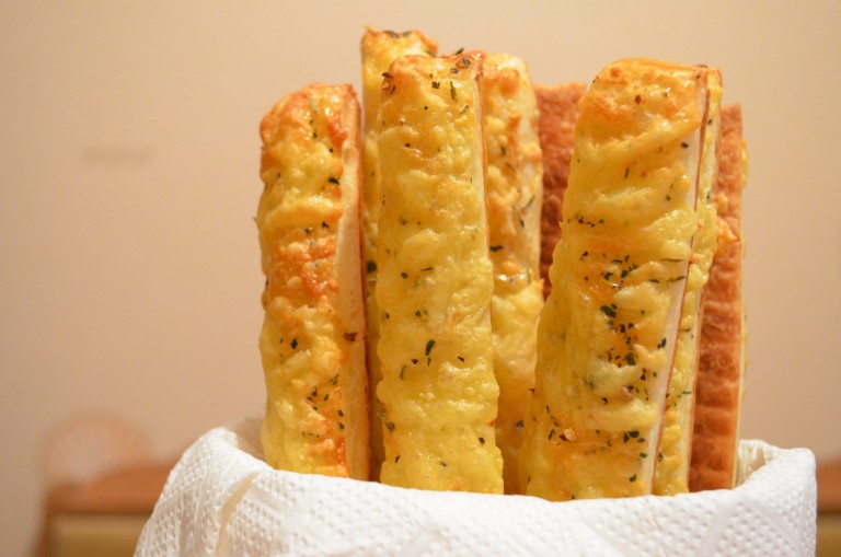 Сирні палички зі слоєного тіста