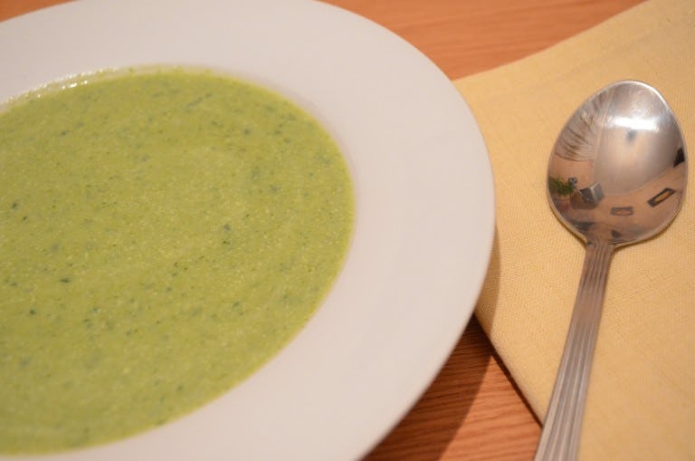 Крем-суп із броколі з базиліком та м'ятою