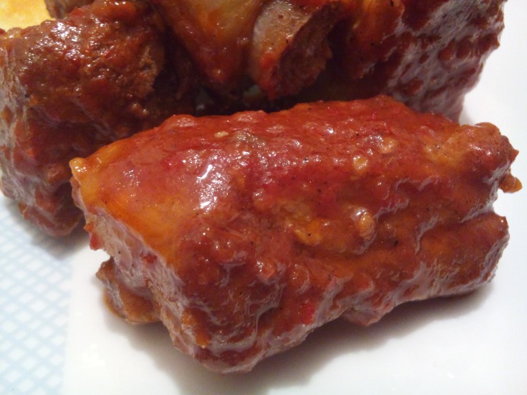 Свинячі ребра в гострому томатному соусі