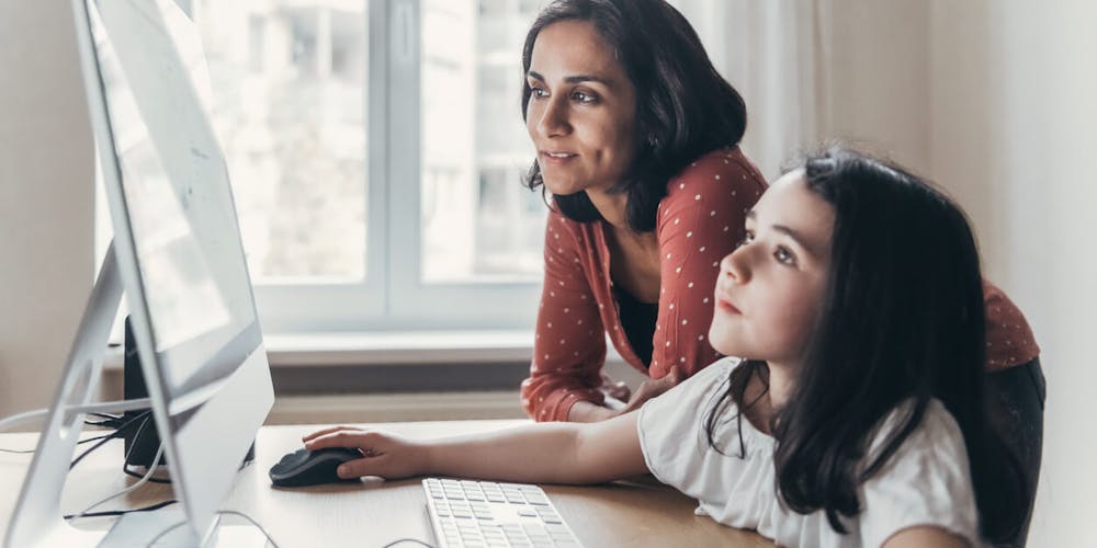 bambina al computer