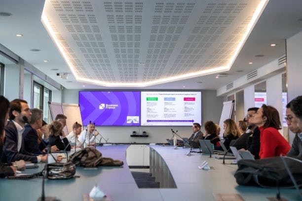 Réunion dans la salle du Conseil de Business France