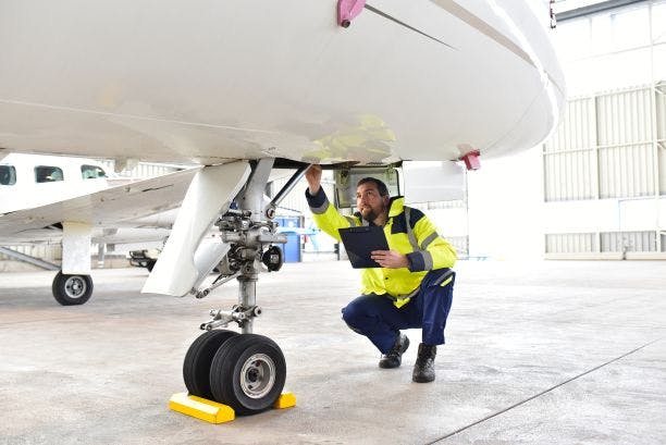 Homme contrôlant le train d'atterrissage d'un avion