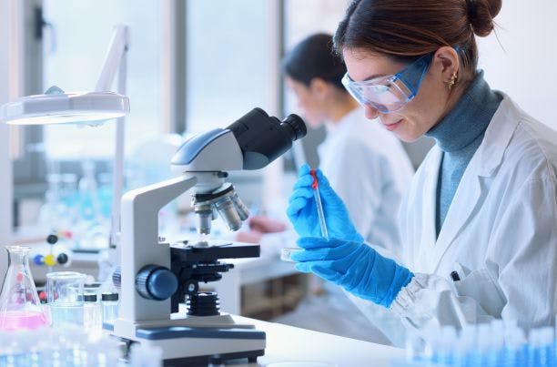 Scientifique travaillant dans un laboratoire