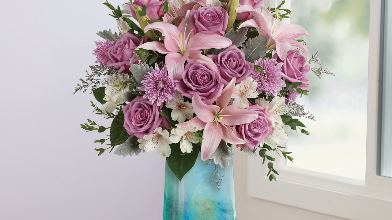 A bouquet of pink and white flowers