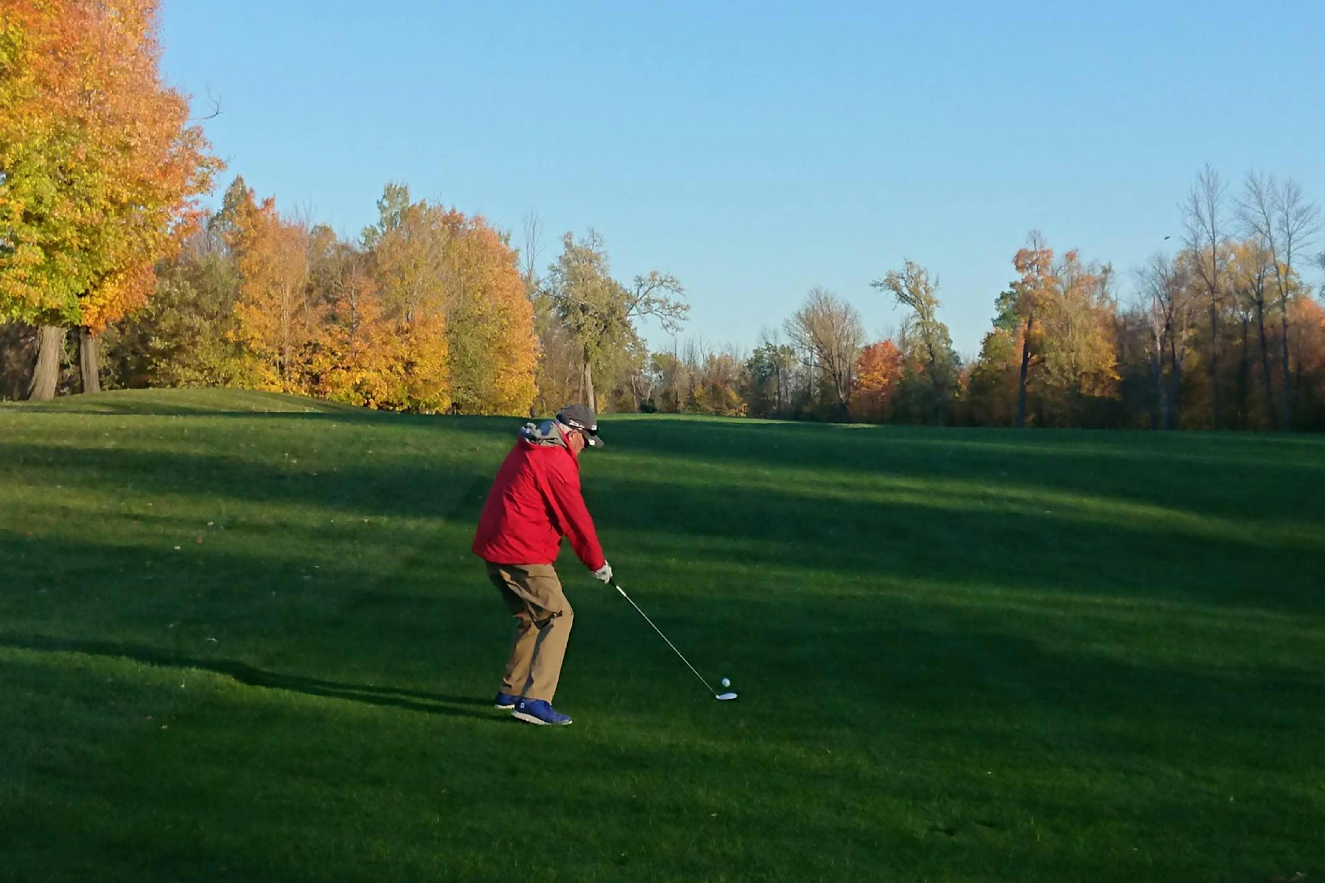 Photo of CAA Member Bob Strachan, playing golf