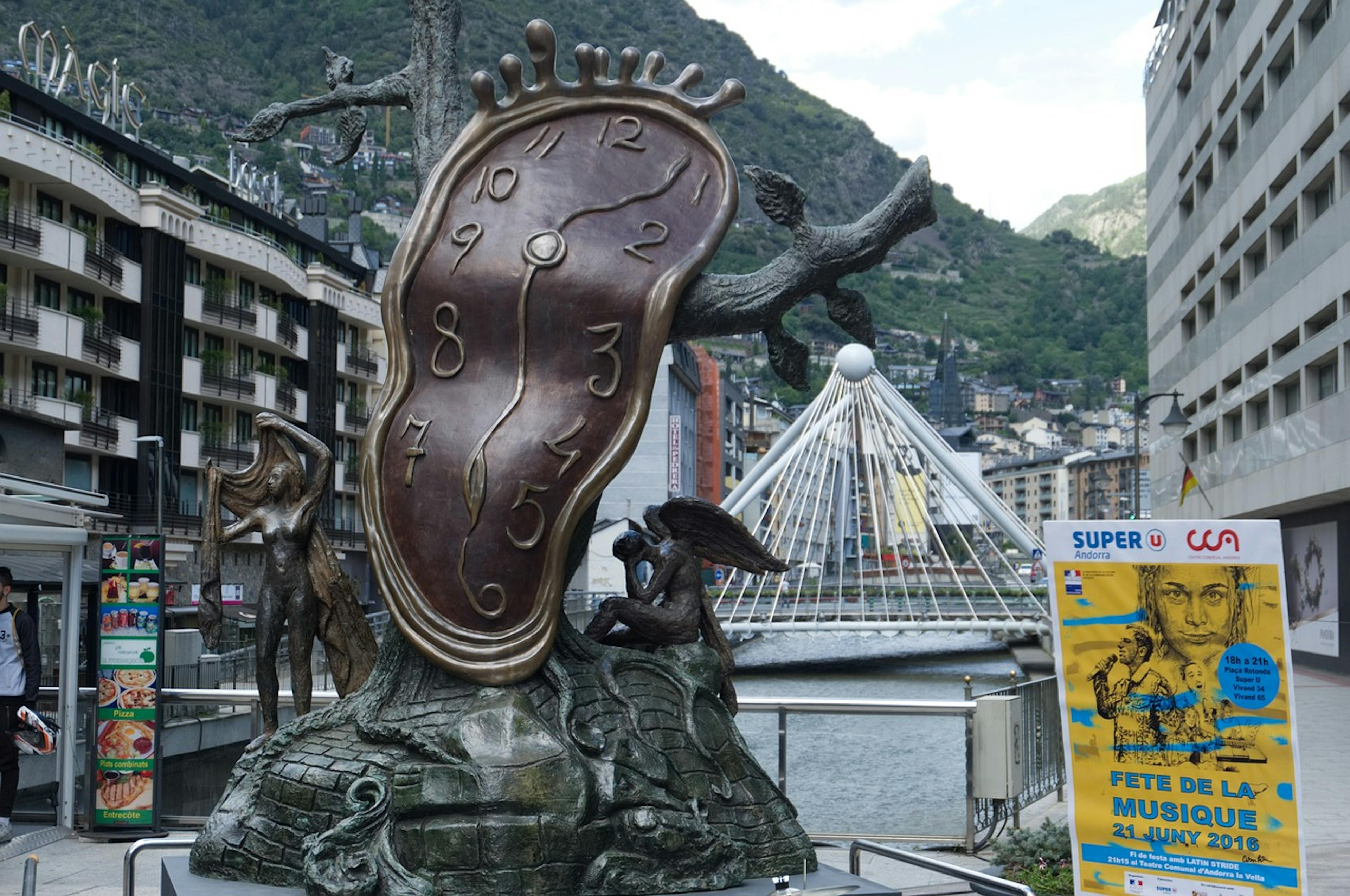 Estatua de un reloj situada en Andorra la Vella.