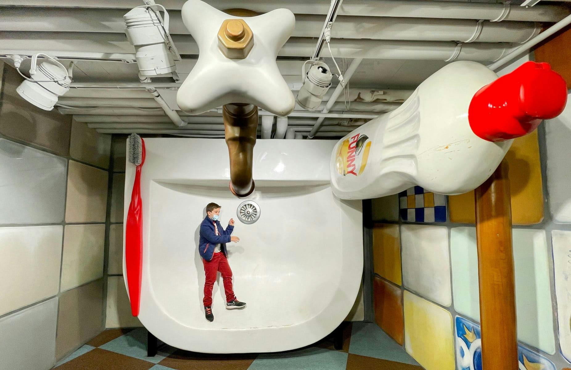 An image of a kid in a giant bathroom's sing at a museum in Barcelona.