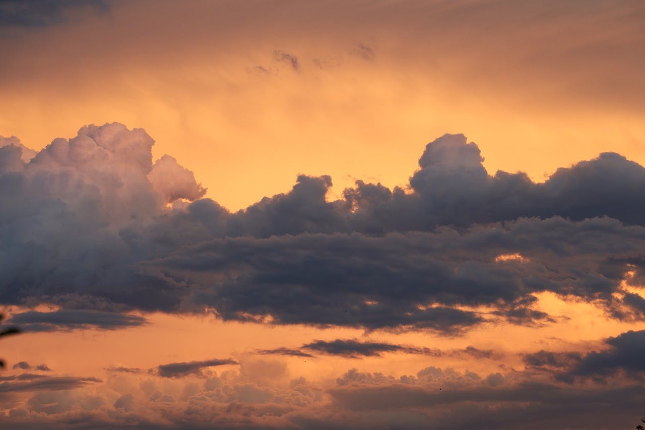 Clouds at sunset above the beach at night, creating a serene image of dusk's splendid beauty.