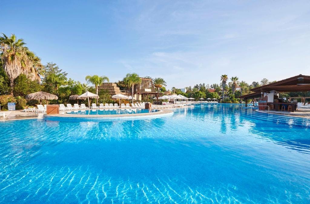 A serene swimming pool at Hotel El Paso, Salou - a perfect spot for relaxation and leisure.