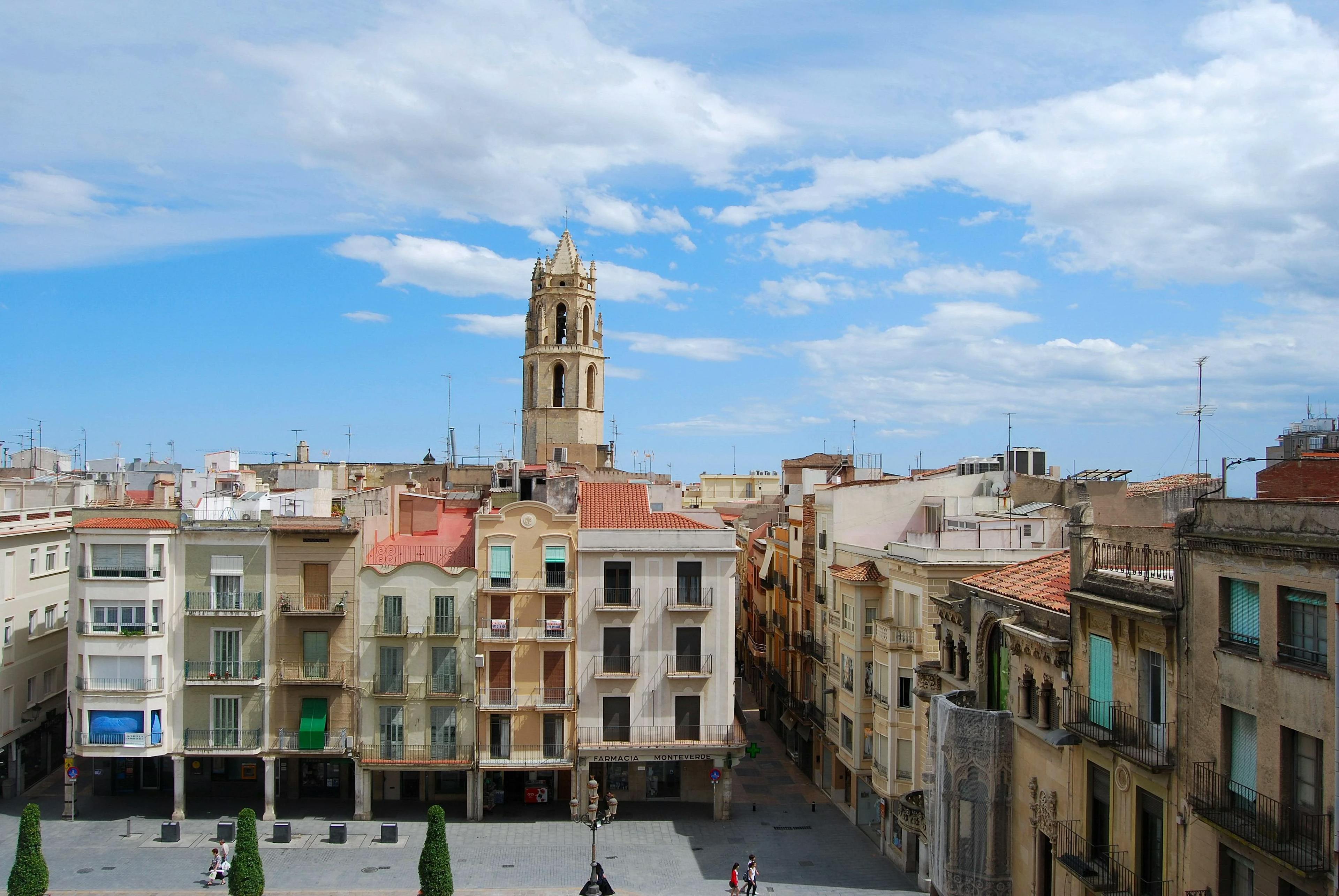 Reus - una ciudad encantadora con una bella arquitectura y un ambiente animado.