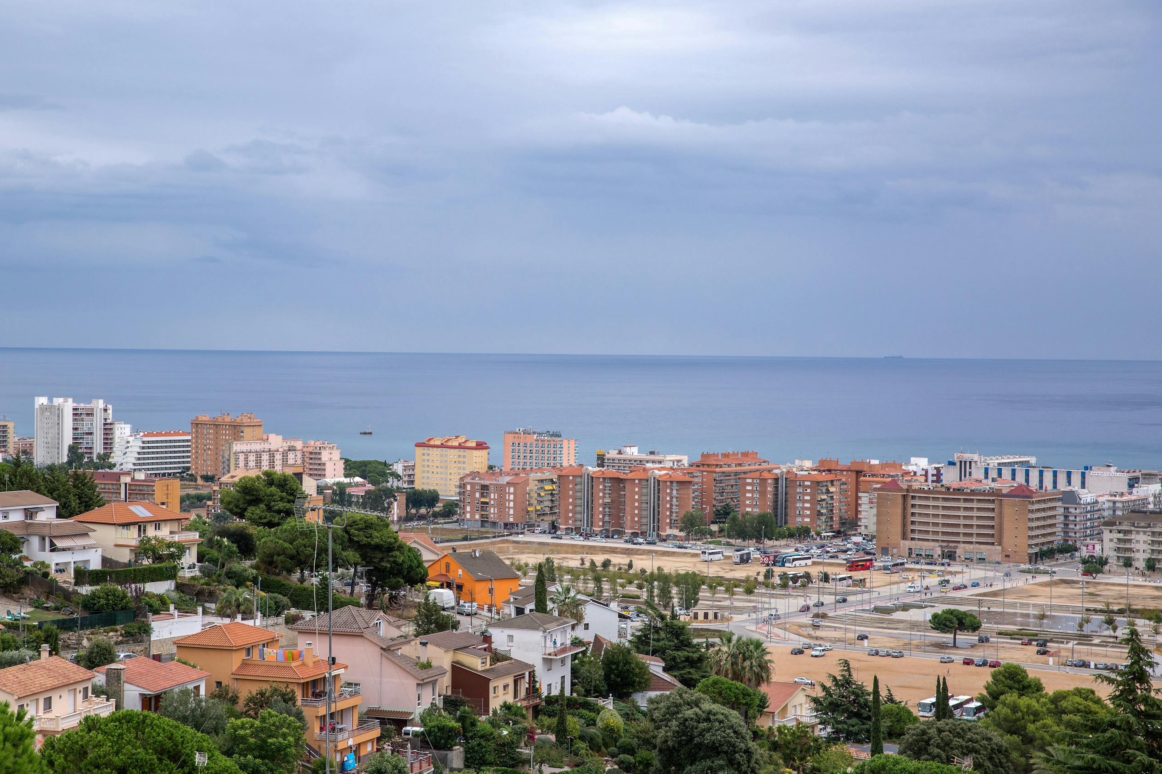 A picturesque cloudy sky above Salou, accompanied by pleasant warm weather.