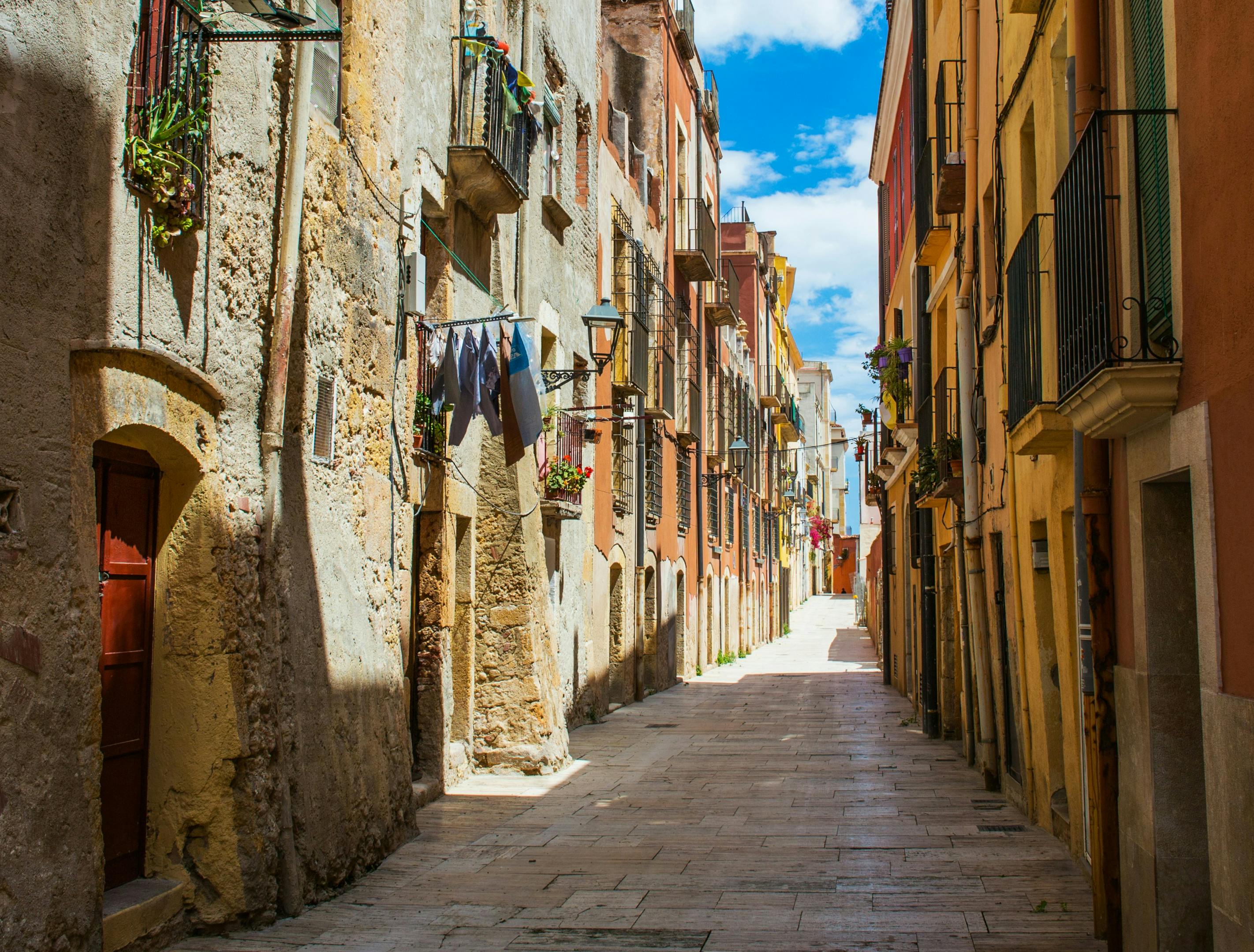 A narrow alleyway with a few buildings in Tarragona, near Salou.