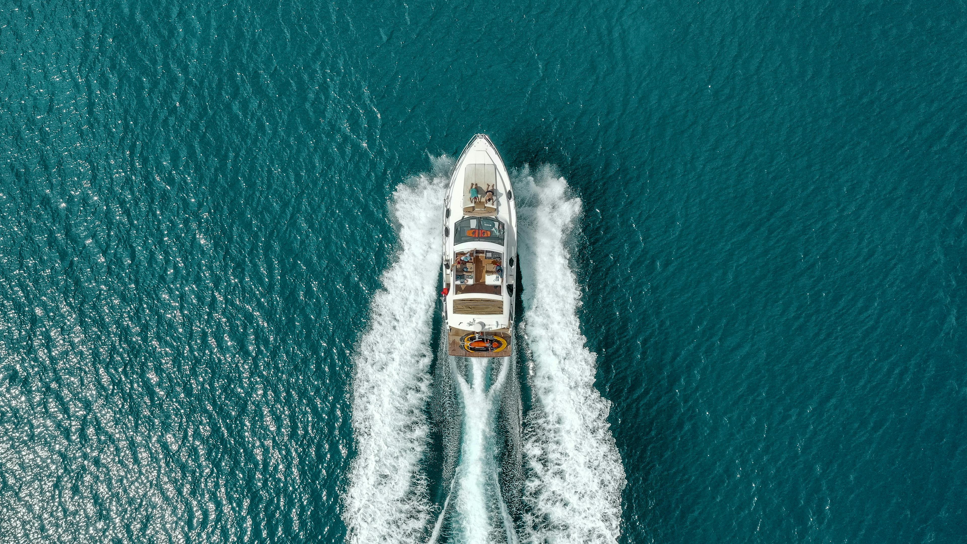 Barco blanco y rojo en el mar durante el día en Cambrils.