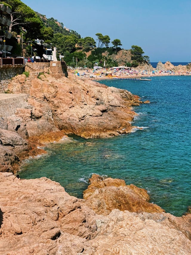 Plage idyllique à Tossa de Mar, en Espagne, offrant une vue imprenable sur la mer Méditerranée.