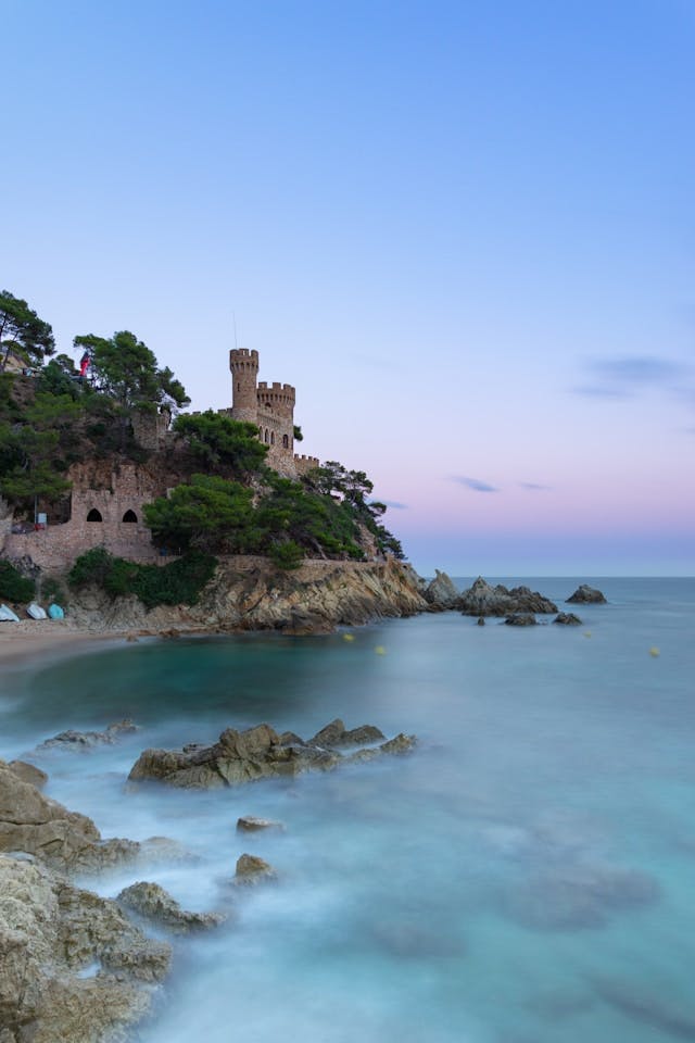 Un castillo situado en lo alto de un acantilado junto al océano.