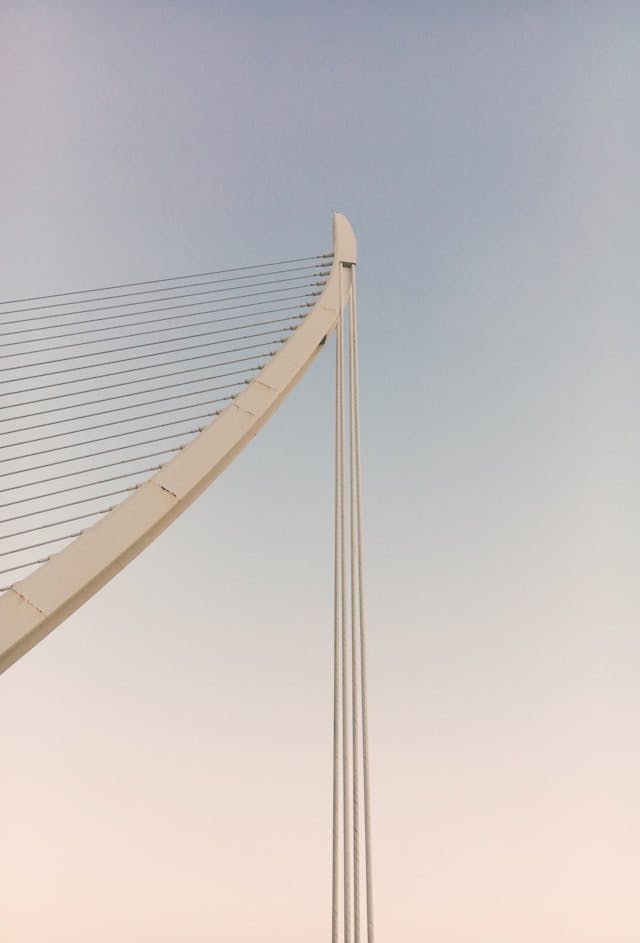 Le pont de Valence présente une haute structure blanche, offrant une vue pittoresque.