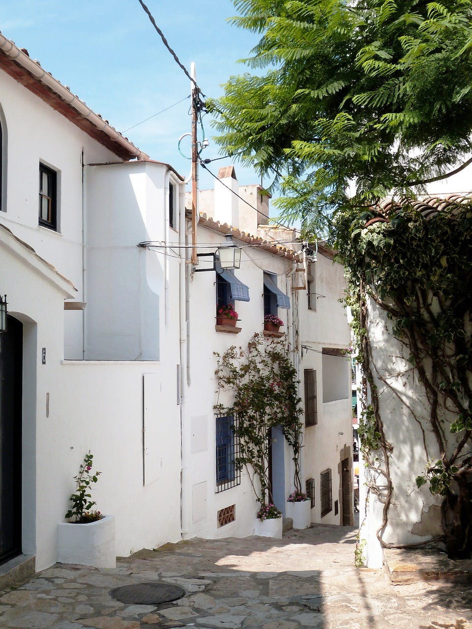 Un edificio blanco erguido sobre un cielo azul claro, que irradia elegancia y pureza.