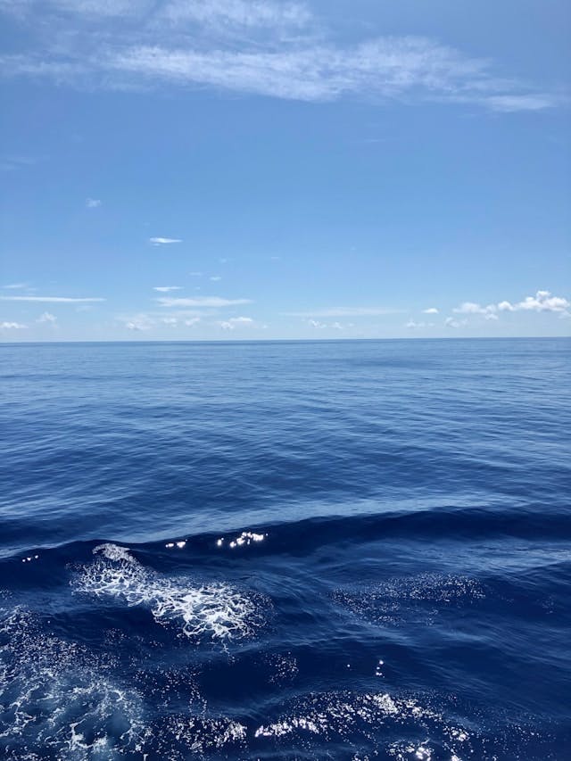 Vue aérienne d’un océan bleu.