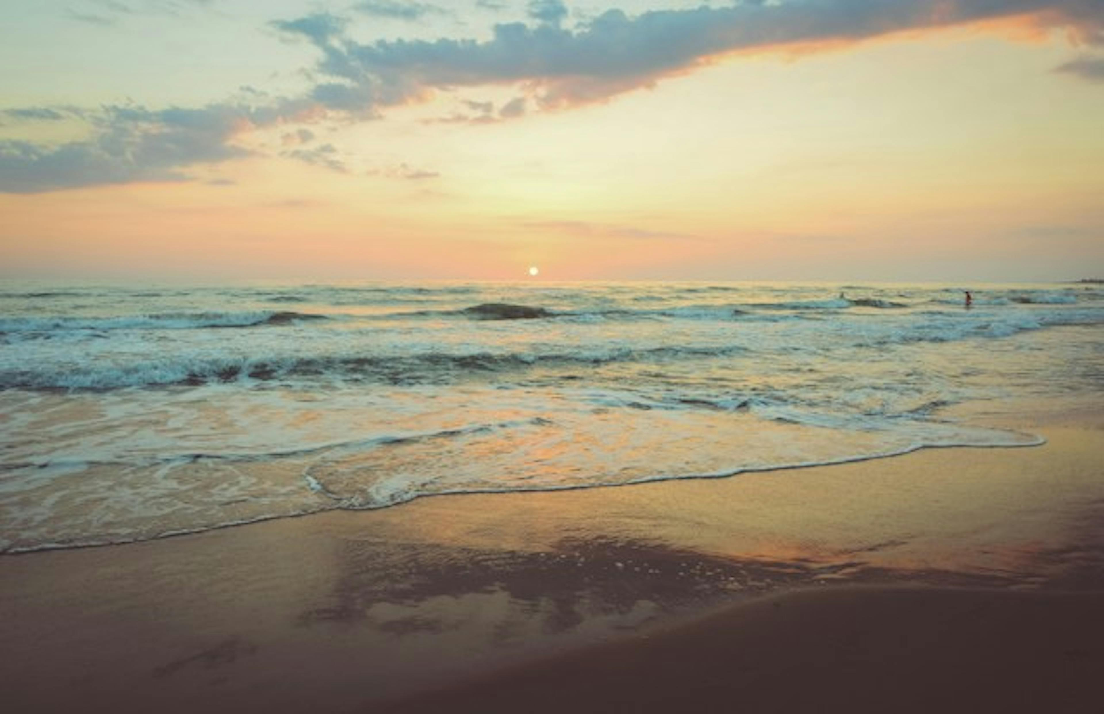 Magnifique coucher de soleil sur la plage.