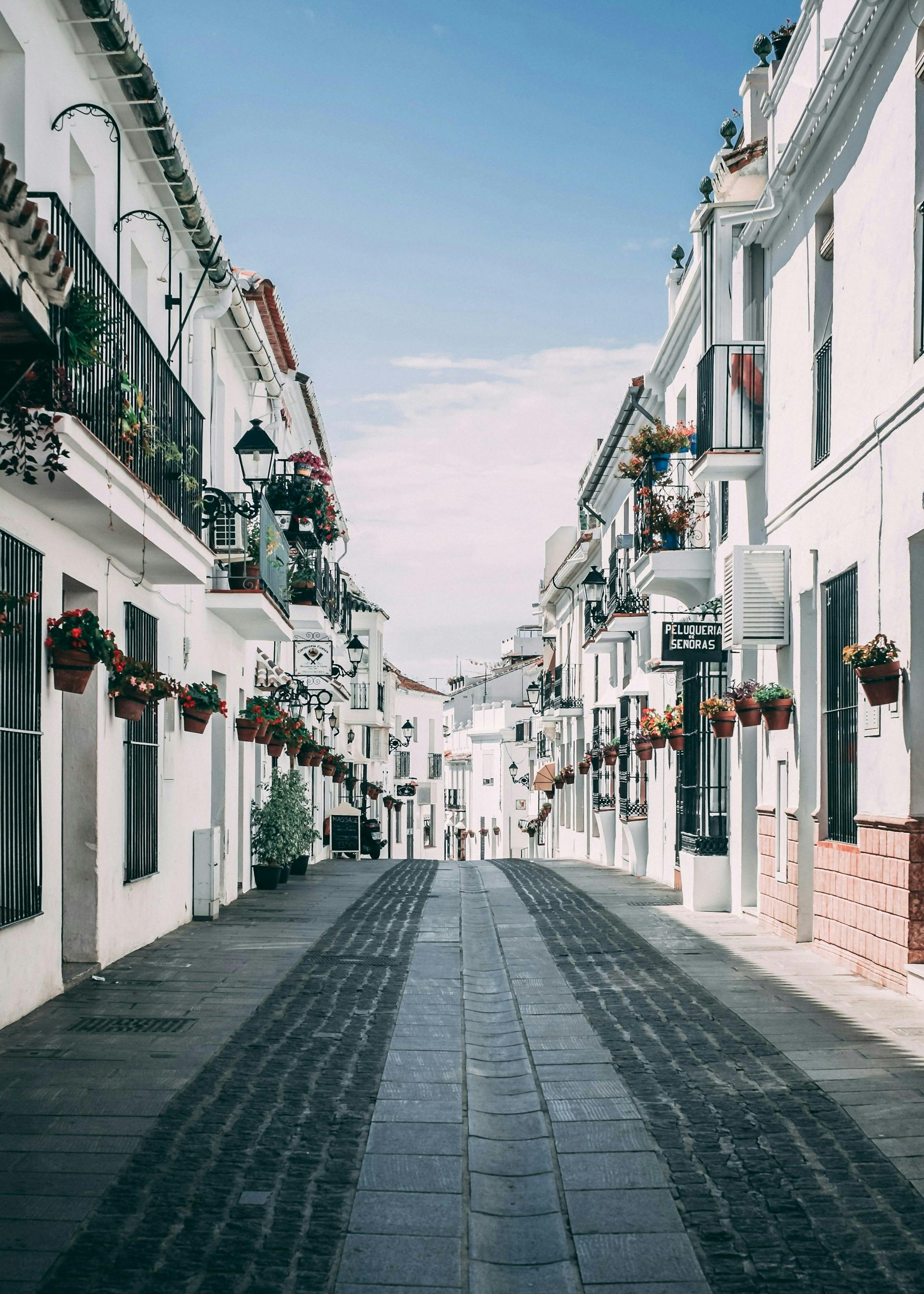 Une rue pittoresque de la vieille ville de Mijas, en Espagne, présentant une architecture historique et une culture locale dynamique.